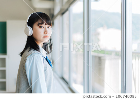 High school girl listening to music in the classroom 106740083