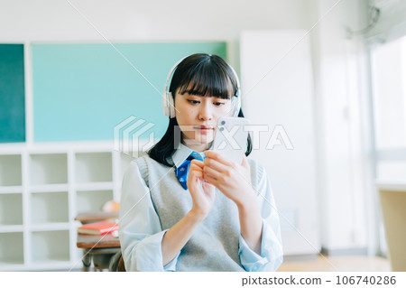高中女孩在教室裡聽音樂 106740286