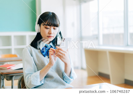 高中女孩在教室裡聽音樂 106740287
