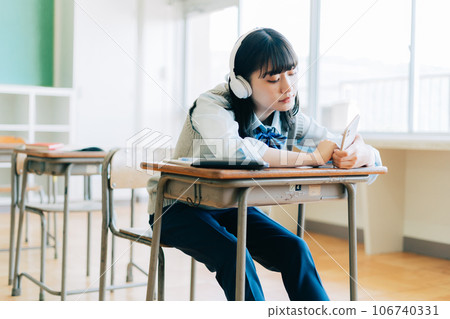 穿著褲子風格聽音樂的高中女孩 106740331