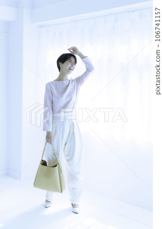 白色背景、高調、垂直位置的年輕女性全身時尚肖像 白色背景、高調、垂直位置的年輕女性全身時尚肖像 106741157