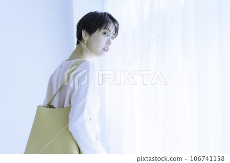 白色背景高調年輕女子的時尚肖像 白色背景高調年輕女子的時尚肖像 106741158