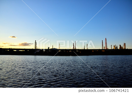 從大阪濱寺公園看到的濱寺海峽的夜景 從大阪濱寺公園看到的濱寺海峽的夜景 106741421