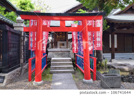 Koume Inari Shrine within the grounds of Ushijima Shrine (Mukojima, Sumida-ku, Tokyo) Koume Inari Shrine within the grounds of Ushijima Shrine (Mukojima, Sumida-ku, Tokyo) 106741644