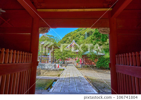 Looking towards Kannondo through the Niomon gate of Nagoji Temple in Tateyama City, Chiba Prefecture 106741804