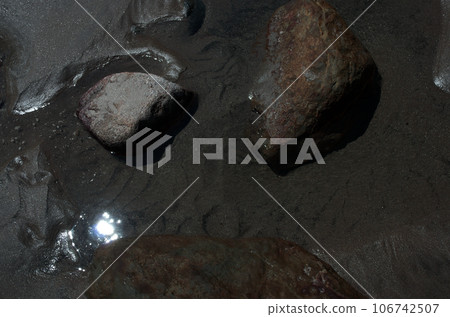 If you look closely at the seaside, you can see the mysteries of the earth. The sandy earth shows various faces as it is exposed to the waves. 106742507