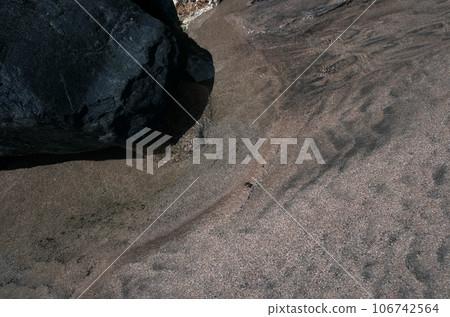 If you look closely at the seaside, you can see the mysteries of the earth. The sandy earth shows various faces as it is exposed to the waves. If you look closely at the seaside, you can see the mysteries of the earth. The sandy earth shows various faces as it is exposed to the waves. 106742564