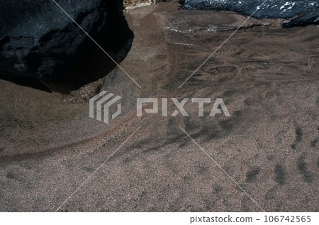 If you look closely at the seaside, you can see the mysteries of the earth. The sandy earth shows various faces as it is exposed to the waves. If you look closely at the seaside, you can see the mysteries of the earth. The sandy earth shows various faces as it is exposed to the waves. 106742565