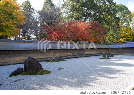 有秋葉的龍安寺假山庭園 有秋葉的龍安寺假山庭園 106742735