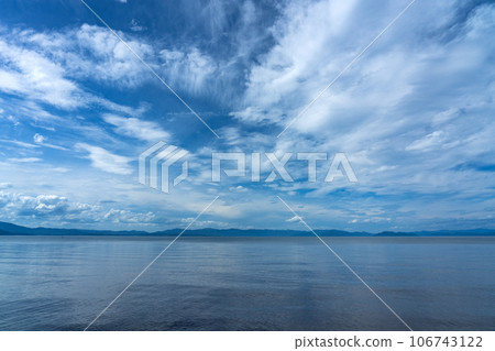 A scene of Lake Biwa reminiscent of early autumn 106743122
