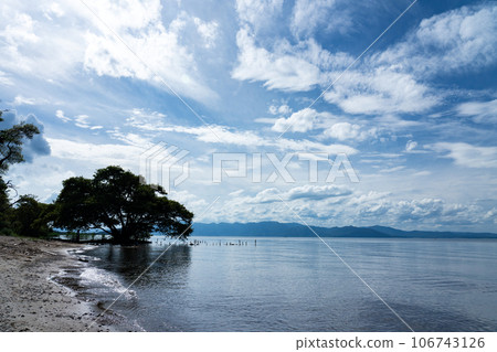 A scene of Lake Biwa reminiscent of early autumn 106743126