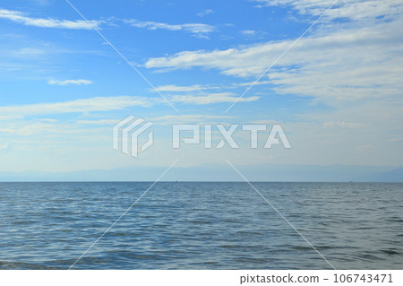 平靜的琵琶湖和藍天 106743471