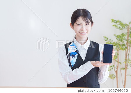 顯示智能手機的女性工作人員 顯示智能手機的女性工作人員 106744050