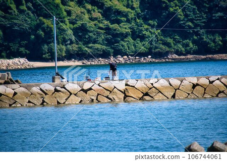 在防波堤的漁船 在防波堤的漁船 106744061