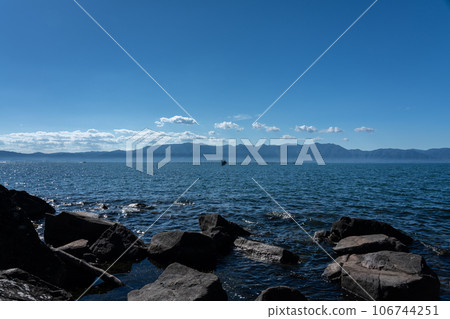 夏季琵琶湖場景和藍天復制空間 夏季琵琶湖場景和藍天復制空間 106744251