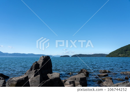 夏季琵琶湖場景和藍天復制空間 106744252
