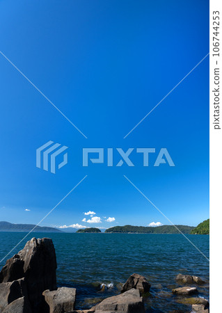 夏季琵琶湖場景和藍天復制空間 106744253