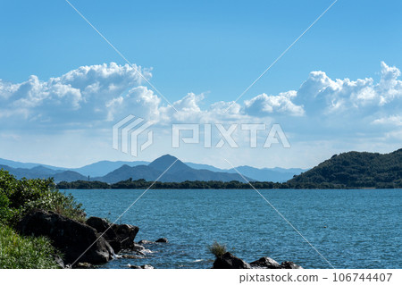 琵琶湖上看到的三上山 琵琶湖上看到的三上山 106744407