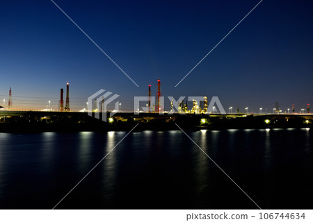 從大阪濱寺公園看到的濱寺海峽的夜景 從大阪濱寺公園看到的濱寺海峽的夜景 106744634