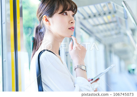 通勤學校攝影合作的年輕女性“京王電鐵有限公司” 106745073