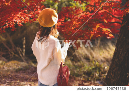 享用秋葉的婦女 106745386