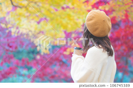 享用秋葉的婦女 享用秋葉的婦女 106745389