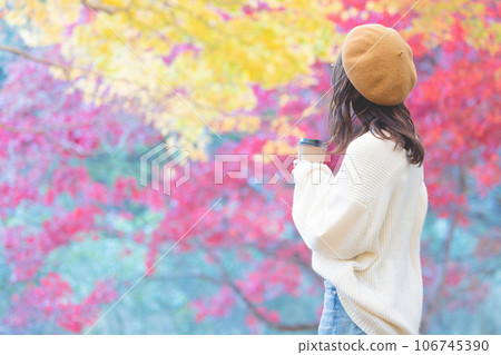 享用秋葉的婦女 享用秋葉的婦女 106745390