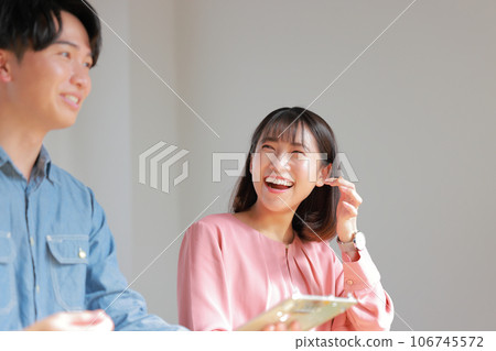 指導_小女人大聲笑並梳理頭髮_1 106745572