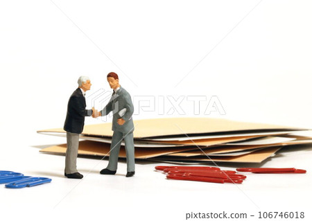 對話中的兩個人 對話中的兩個人 106746018