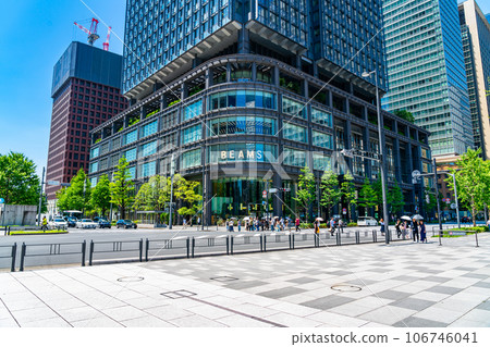 [東京]東京站前高聳的新丸之內大廈 106746041