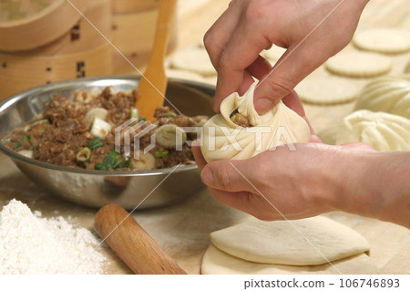 Chinese food, delicious baozi, delicious pork buns, delicious Chinese buns, dim sum, cooking scene 106746893