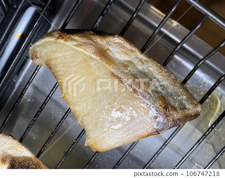 Grilled salt-grilled yellowtail 106747218