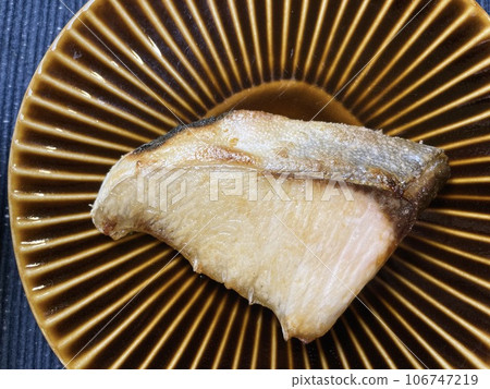 Grilled salt-grilled yellowtail 106747219