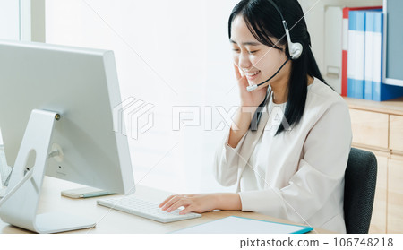 在呼叫中心工作的年輕女子 106748218