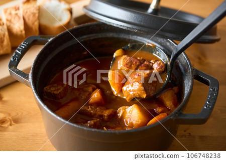 Beef stew stewed in a pot 106748238