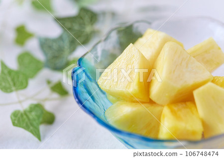 Cut pineapple/pineapple 106748474