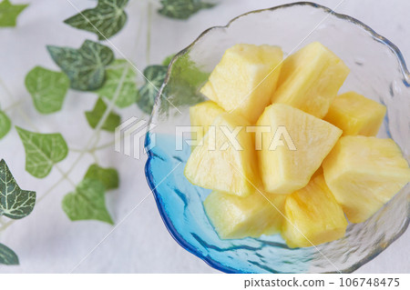 fresh cut pineapple/pineapple fresh cut pineapple/pineapple 106748475