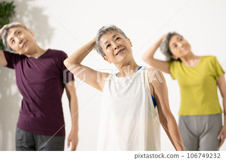 Senior yoga/Woman in her 60s doing yoga Senior yoga/Woman in her 60s doing yoga 106749232