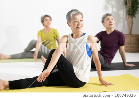 高級瑜伽/60多歲的女性做瑜伽 106749320