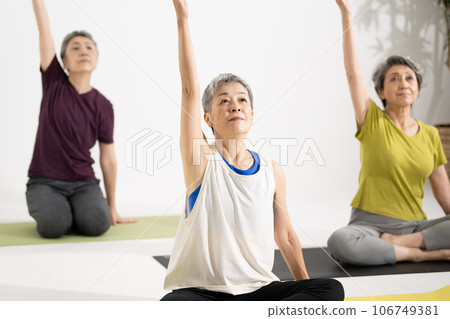 Senior yoga/Woman in her 60s doing yoga Senior yoga/Woman in her 60s doing yoga 106749381