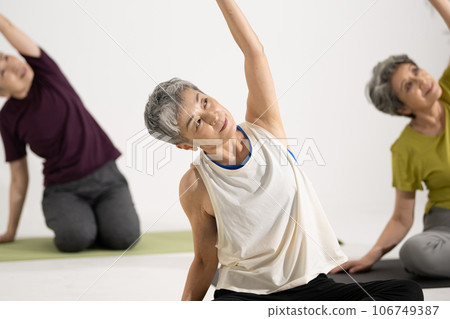 Senior yoga/Woman in her 60s doing yoga Senior yoga/Woman in her 60s doing yoga 106749387