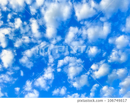 漂浮在藍天上的雲彩 漂浮在藍天上的雲彩 106749817