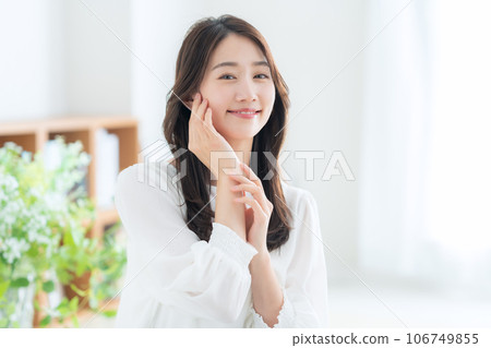 Young woman doing skin care in the living room 106749855