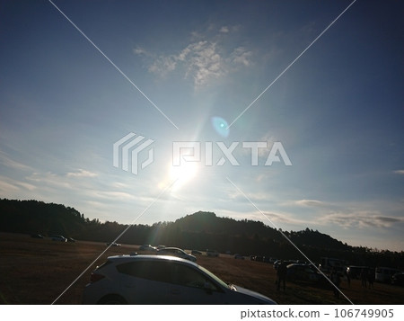 The setting sun and the sunset 106749905