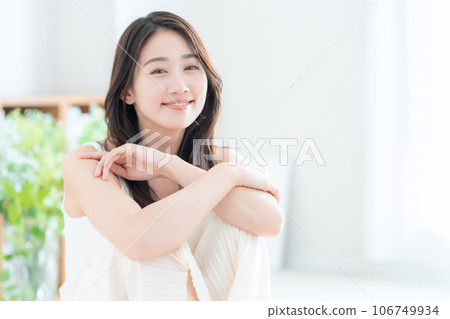 在客廳做護膚的年輕女人 106749934
