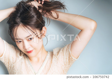 中年婦女梳理頭髮、護髮、美容 106750742