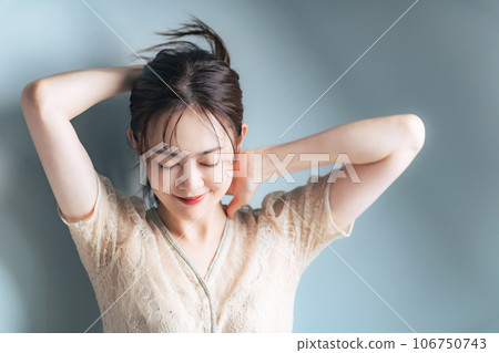 中年婦女梳理頭髮、護髮、美容 中年婦女梳理頭髮、護髮、美容 106750743