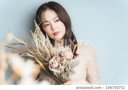 拿著乾花的中年婦女肖像美容護膚 106750752