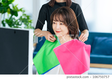 Middle-aged woman doing personal color diagnosis Middle-aged woman doing personal color diagnosis 106750757