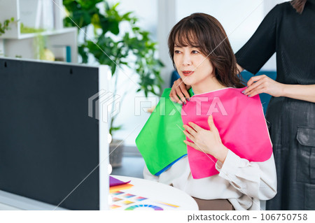 Middle-aged woman doing personal color diagnosis 106750758